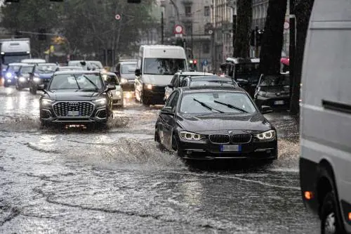 Maltempo, il Nord Italia in ginocchio. Allarme in Veneto. Trovato il corpo di un uomo disperso