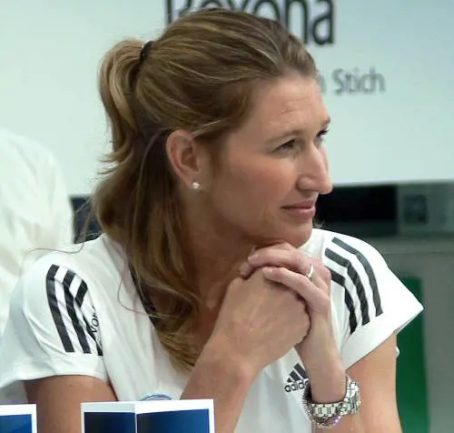 "Aiuto, mi hanno accoltellato, sono la nipote di Steffi Graf": giovane modella in un lago di sangue nel B&B