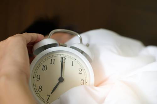Malattie, stress, peso che aumenta: i rischi di dormire meno di 7 ore