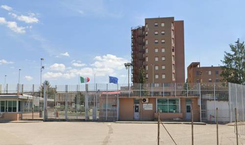 Rivolta nel carcere di Benevento, un'ala distrutta. "Agenti in ostaggio, 2 feriti"