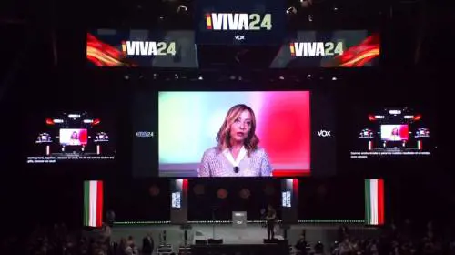 Meloni dal palco di Vox: "Un cambio di Europa è possibile". Le Pen: "Con Giorgia punti in comune"