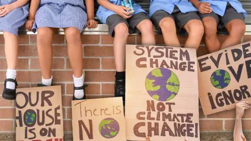 Scuola, l’ultima idiozia: “Bermuda contro il clima”
