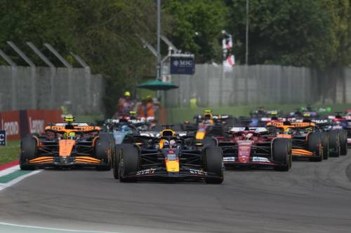 F1 Imola, Max Verstappen soffre ma vince davanti a Norris. Ferrari opache