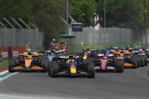 F1 Imola, Max Verstappen soffre ma vince davanti a Norris. Ferrari opache