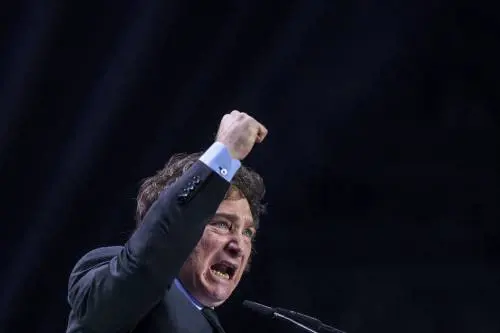 "Corrotta". Milei attaca la moglie di Sanchez. E la Spagna ritira l'ambasciatrice in Argentina