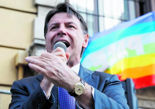 “Ci sarà una sorpresa”. La mossa di Conte in Ue: con chi va il M5S dopo il voto