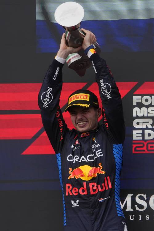 Verstappen, che sudata. La Red Bull vola a metà e il resto ce lo mette lui