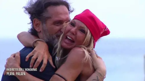 "Quando torni c'è il vestito bianco". Matilde Brandi in lacrime per la proposta di matrimonio in diretta