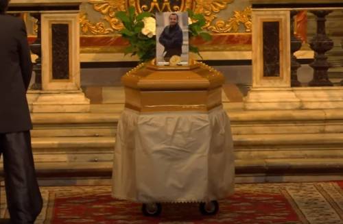 Chiesa gremita per il funerale di Franco Di Mare. L'addio al giornalista Rai morto di cancro