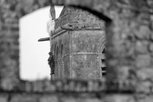 Il lancio, il paracadute impigliato e la cattura: la strana notte di un parà durante il D-Day