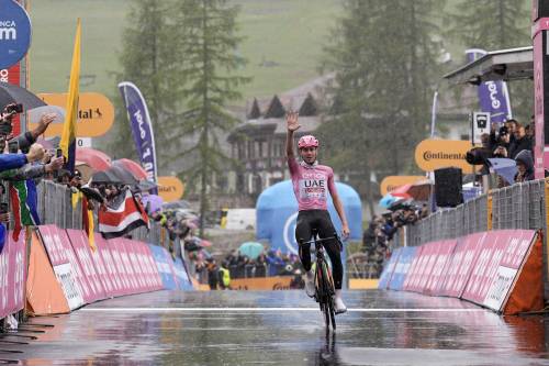Giro d'Italia, dopo il caos dello Stelvio Pogacar se ne va e vince la sua quinta tappa