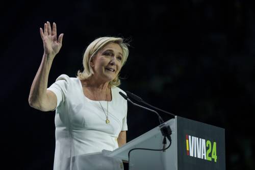 Dopo il dialogo con Meloni Le Pen rompe con Afd. L'eurodestra si "avvicina"