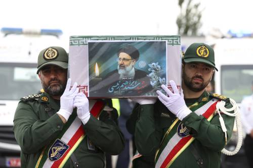 Teheran seppellisce Raisi. Il potere è già dei Pasdaran