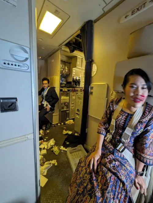 "La spia, poi giù nel vuoto". I 6 secondi di panico a bordo del volo Londra-Singapore