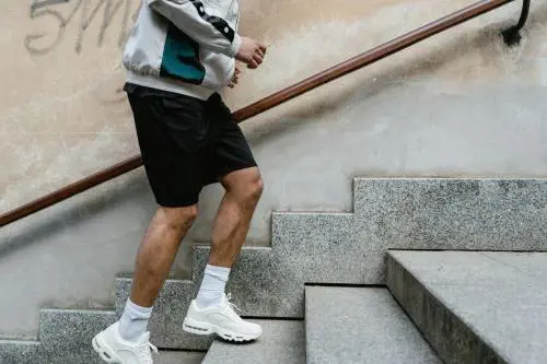 Fare le scale una volta al giorno riduce il rischio di alcune malattie (soprattutto negli over 60): lo studio