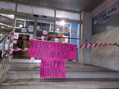 "Vietato l'ingresso agli antiabortisti". Il surreale attacco delle femministe