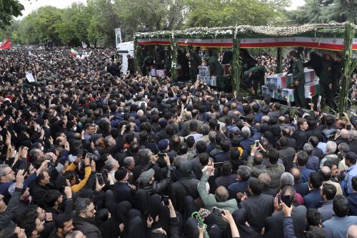 Folla oceanica per i funerali di Raisi. Da Teheran il grido "Morte a Israele"