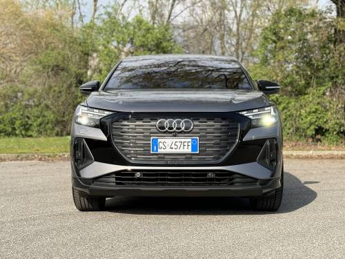 Audi Q4 e-tron si aggiorna, crescono autonomia e prestazioni ma scendono i consumi