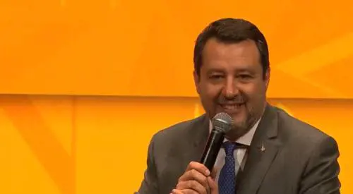 "Solo per lei il traghetto è bello". Salvini deride Schlein sul ponte sullo Stretto
