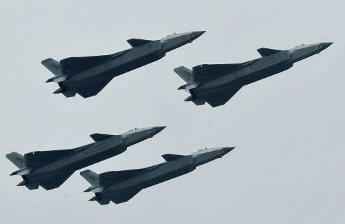 La Cina muove 35 aerei militari e 7 navi da guerra: alta tensione a Taiwan
