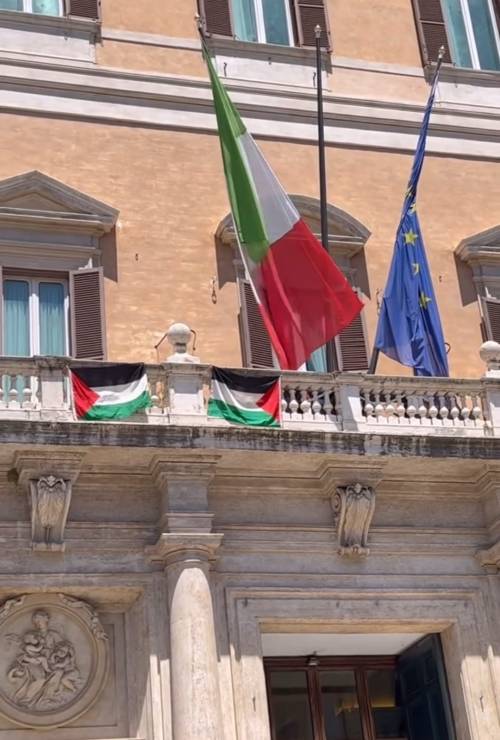 Bandiere della Palestina su Montecitorio: il blitz dell'ex deputato dei Verdi