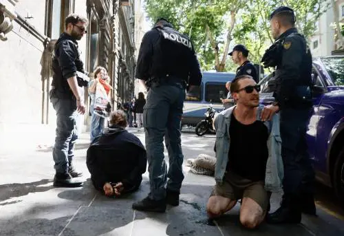 Attivisti di Ultima generazione imbrattano il ministero del Lavoro