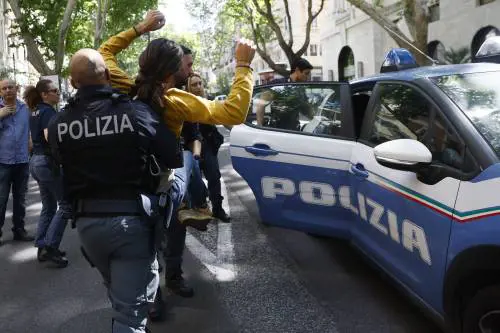 Vernice nera contro il ministero del Lavoro. Il blitz degli ecovandali a Roma