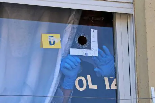 Uomo spara dalla finestra e si barrica in casa. Paura a Chiaiano