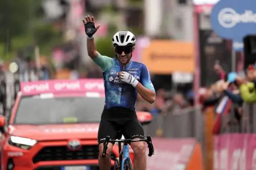 Giro, impresa d’altri tempi di Vendrame che vince da solo a Sappada