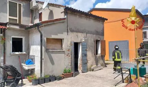 Padova, esplode una bombola di Gpl in casa: gravi una mamma e la bimba di 3 anni