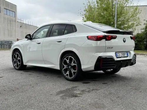 BMW iX2: guarda il video in pillole del nuovo suv elettrico coupè