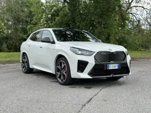 BMW iX2 xDrive 30: la gallery del nuovo suv elettrico sportivo