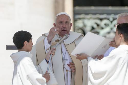 Il Papa si scusa: "Mai inteso esprimermi in modo omofobo"