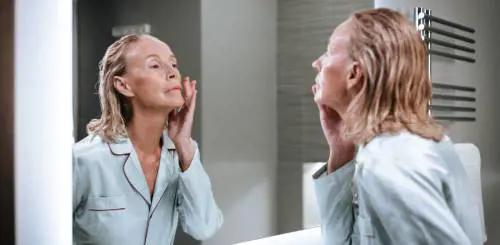 Acne tardiva (che colpisce in età adulta): come trattarla, cause e rimedi