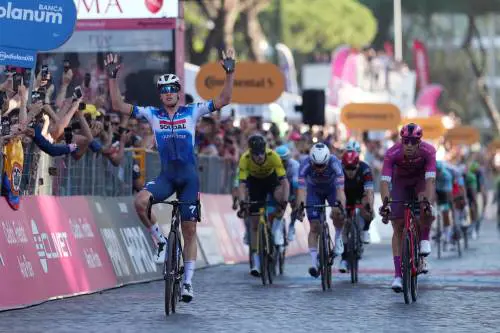 Giro, Milan rimonta un minuto nel finale ma è bruciato da Merlier in volata