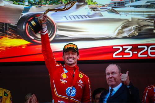 F1, Leclerc trionfa nel Gp di Monaco. Terza l'altra Ferrari di Sainz