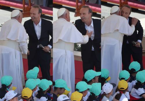 "Non può toccare il Papa". Benigni infrange il divieto e bacia papa Francesco