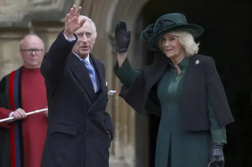 Carlo e Camilla rinviano la visita al Papa: cosa è successo