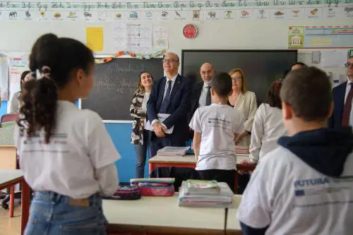 A scuola vietato lo smartphone (anche a uso didattico), ma torna il diario. Tutte le novità