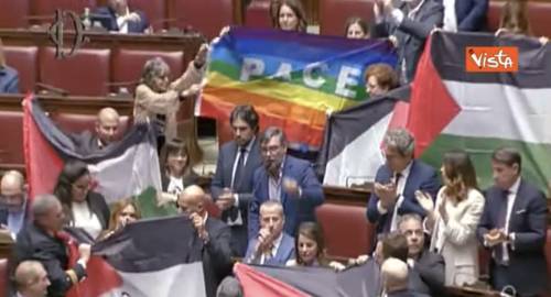 "La cosa vergognosa...". Il M5s espone la bandiera della Palestina alla Camera