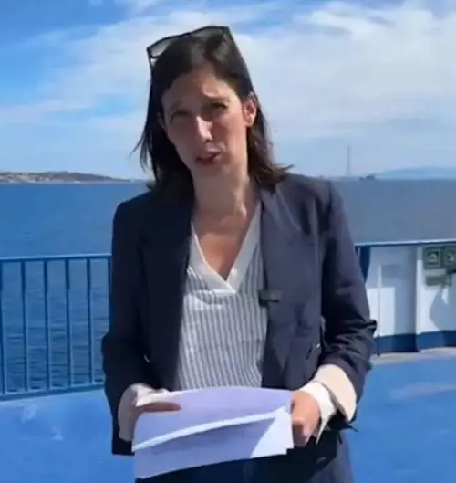 "Ci abbiamo messo solo 20 minuti". Schlein prende una cantonata sul ponte sullo Stretto
