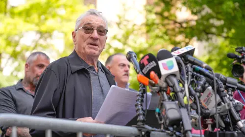 "Vuole distruggere il mondo". L'arringa anti-Trump di Robert De Niro a New York