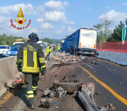 A1, violento scontro tra camion e auto vicino a Firenze: due morti e un ferito