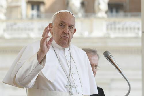 La carezza del Papa agli anziani: "La vecchiaia non è un'età di scarto"