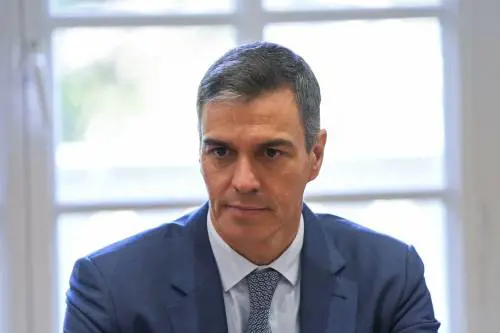 Spagna, l'annuncio di Sanchez: "Aborto e matrimonio gay in Costituzione"