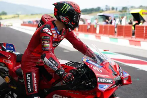 Bagnaia, pole e penalità: Marquez si allarga