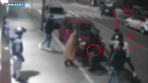 Pestato dal branco di romeni per aver difeso una ragazza