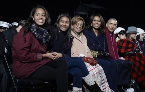 La famiglia Obama con al centro Marian Robinson 