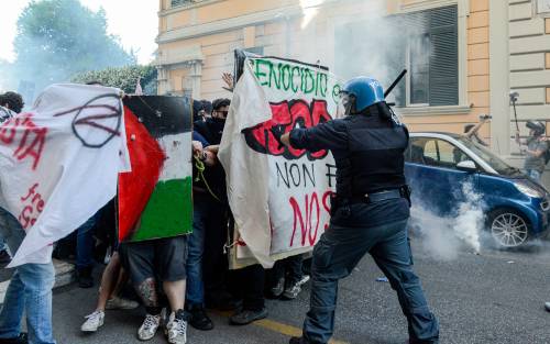 Scontri tra pro-Gaza e polizia: bombe carta e fumogeni. Cosa è successo a Roma