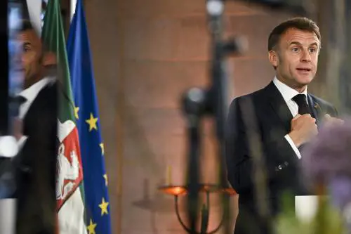 Francia, S&P abbassa il rating, ora il debito spaventa Macron